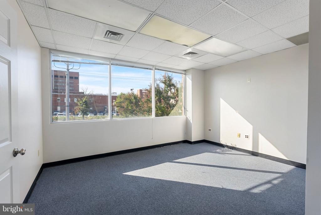 3350 Wilkens Avenue, Unit 302 interior